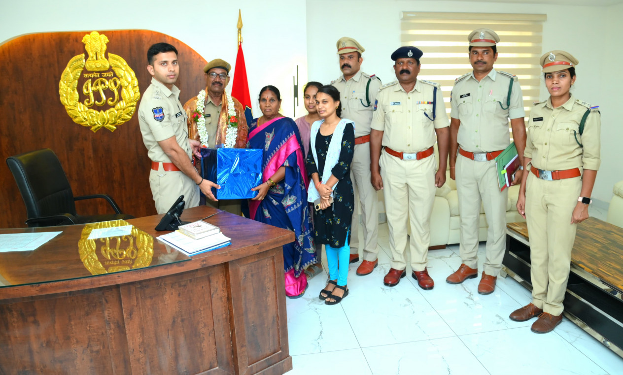 పదవీవిరమణ పొందిన హోమ్ గార్డ్ ని ఘనంగా సన్మానించిన జిల్లా ఎస్పి శరత్ చంద్ర పవార్