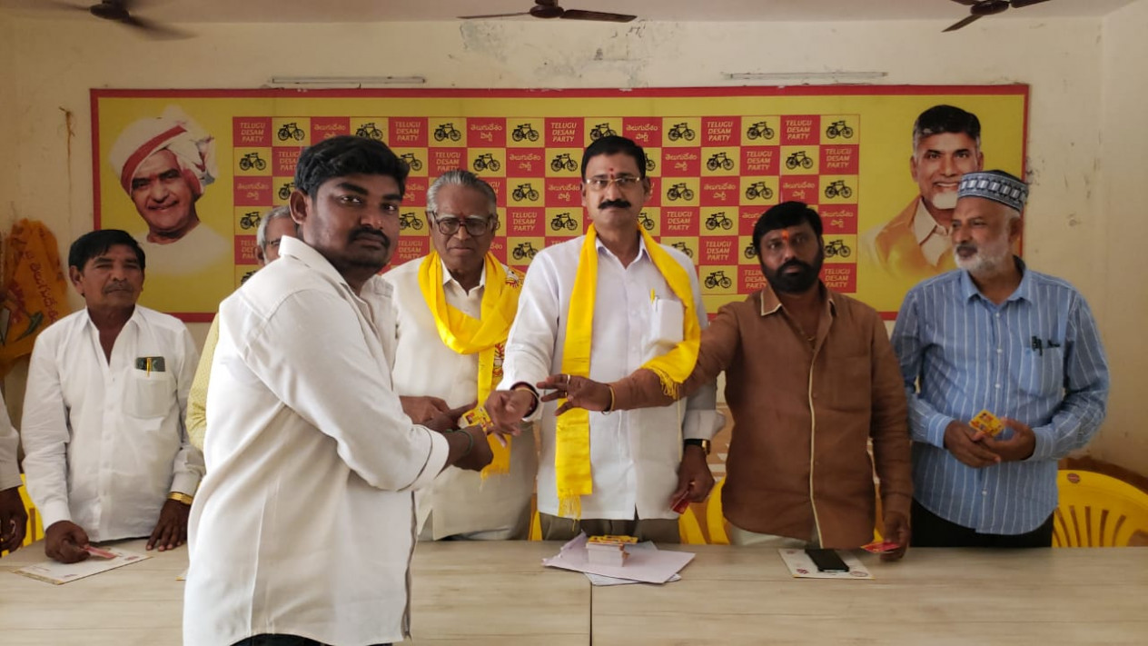 టిడిపి సభ్యత కార్డుల పంపిణీ