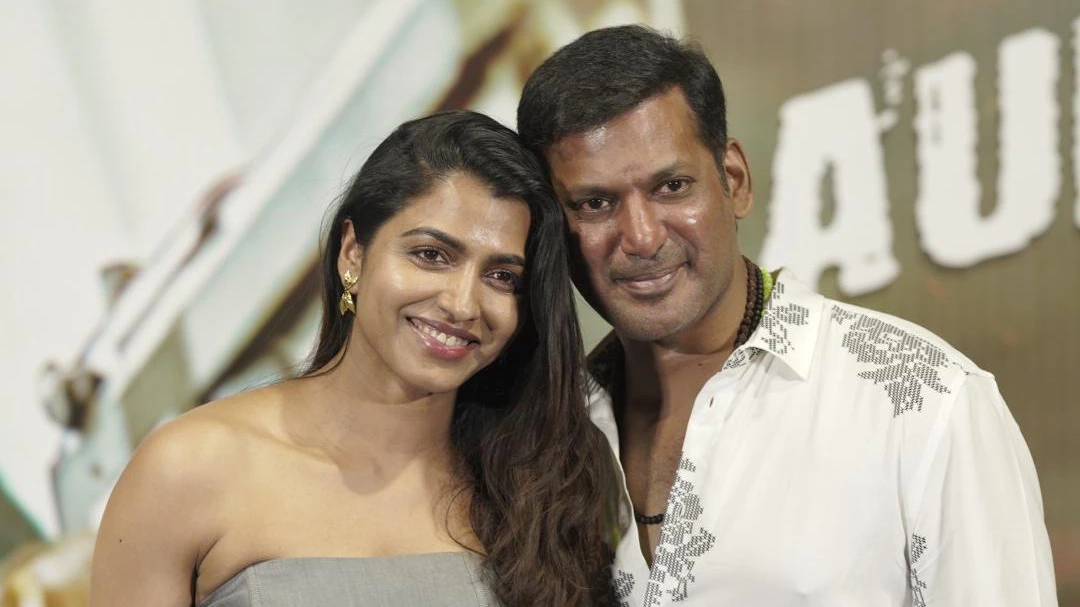 నటి సాయి ధన్సిక తో హీరో విశాల్ త్వరలో పెళ్లి.......