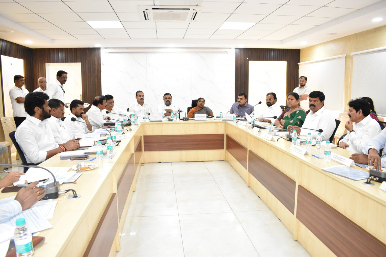 మాసాబ్ ట్యాంక్ లోని దామోదర సంజీవయ్య సంక్షేమ భవన్లో మంత్రి సీతక్క, ట్రై కార్ చైర్మన్ బేల్లయ్య నాయక్ ఆధ్వర్యంలో ఎస్ టి ఎమ్మెల్యేల సమావేశం పార్టీలకు అతీతంగా హాజరైన st mla లు