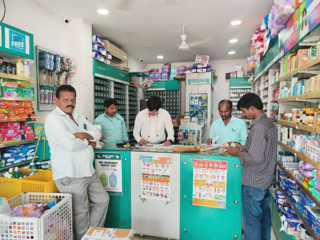 వర్ధన్నపేటలో డ్రగ్ ఇన్స్పెక్టర్ ఆకస్మిక తనిఖీలు 