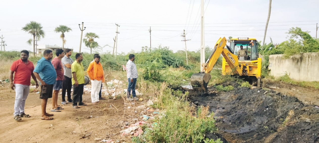 17వ డివిజన్ లో పారిశుధ్య పనులను పరిశీలించిన కార్పొరేటర్