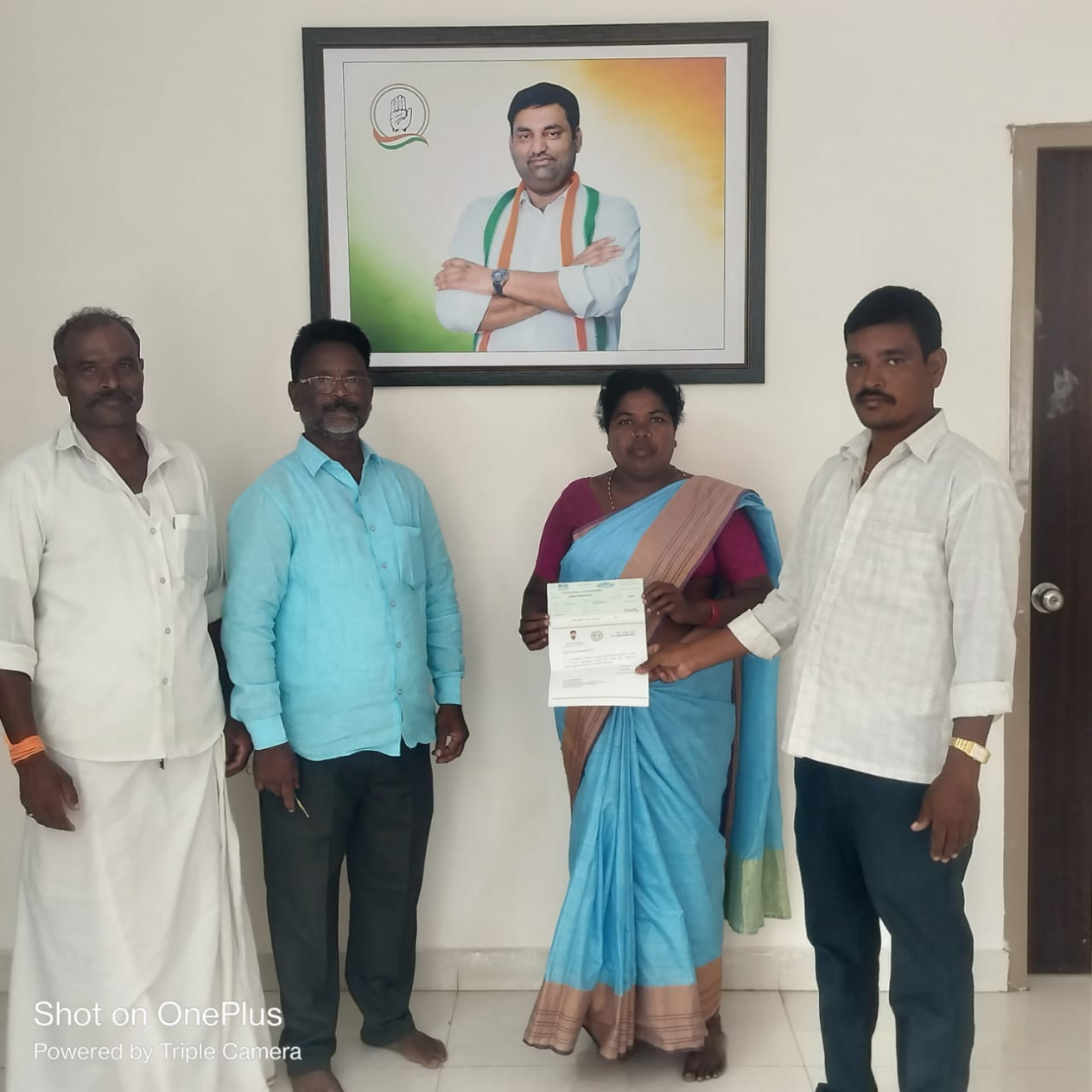 ముఖ్యమంత్రి సహాయనిది చెక్కు పంపిణీ 