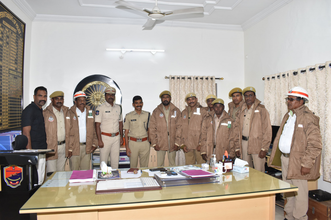 హోంగార్డ్స్ విభాగానికి వులెన్ జాకెట్స్ ప్రధానం చేసిన పోలీస్ కమిషనర్ సాయి చైతన్య... 