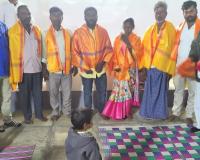 సర్పంచ్ చేతుల మీదుగా బట్టల పంపిణీ.