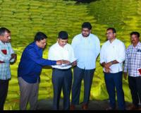 యూరియా గోడౌన్లను పరిశీలించిన.