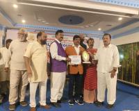 మాజి కేంద్ర మంత్రి సముద్రాల వేణుగోపాల చారి చేతులు మీద  ప్రైడ్ ఆఫ్ భారత రత్న  అవార్డ్ అందుకున్న శ్రీ లక్ష్మీనారాయణ 