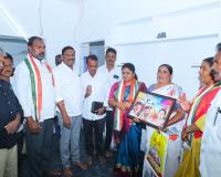 సత్తుపల్లి మున్సిపల్ పరిధిలోని  8 వ వార్డు ఎన్టీఆర్ కాలనీలో శీలం వెంకట్ నారాయణ వరలక్ష్మి   ఇందిరమ్మ ఇల్లు గృహప్రవేశ వేడుక కార్యక్రమంలో పాల్గొన్న,  డాక్టర్ మట్టా రాగమయి   