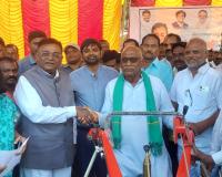 రైతులకు వ్యవసాయ పనిముట్లు పంపిణీ.