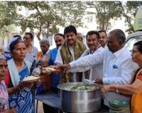 లయన్స్ క్లబ్ ఆధ్వర్యంలో ఉచిత అల్పాహారం దుప్పట్ల పంపిణీ.