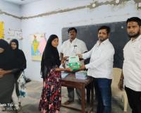 విద్యార్థులకు గైడ్స్ మోడల్ పేపర్స్ అందజేసిన.