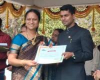 అత్యుత్తమ సేవలకు గాను అవార్డు ప్రధానం