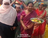 సమ్మక్క–సారలమ్మ గద్దల వద్ద మేయర్  ప్రత్యేక పూజలు