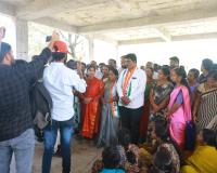 ఒకటవ వార్డులో కాంగ్రెస్ అభ్యర్థి గెలుపు కోసం మహిళలతో మాటామంతి