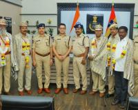 ఉద్యోగ విరమణ పొందిన  పోలీస్ అధికారులను సన్మానించిన పోలీస్ కమిషనర్.