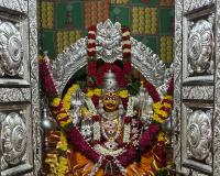 శ్రీ జమ్ములమ్మ దేవాలాయ తలుపులకు వెండి తొడుగులు.