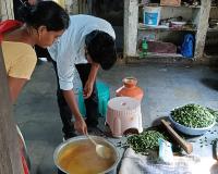 విద్యార్థుల సమస్యలను తెలుసుకుంటున్న విద్యార్థి సంఘం నాయకులు మావురం శ్రీకాంత్ ఉమ్మడి జిల్లా అధ్యక్షులు.