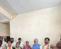 హస్తం గుర్తుకు ఓటు వేసి ఆశీర్వదించండి నన్ను గెలిపిస్తే మీకు సేవ చేస్తా 