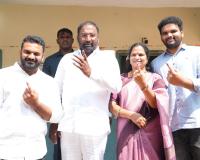 మక్తల్ లో ఓటు వేసిన మంత్రి శ్రీహరి 