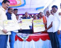 ప్రవేట్ విద్యాసంస్థలు సమాజ అభివృద్ధిలో కీలకపాత్ర పోషిస్తున్నాయి. 