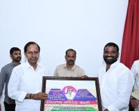 కేసీఆర్ కి జన్మదిన శుభాకాంక్షలు తెలిపిన చిర్రా రవీందర్ యాదవ్  జన్మదినం సందర్భంగా కలిసి శుభాకాంక్షలు తెలిపిన శేరిలింగంపల్లి యువనేత