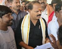 మా గ్రామానికి నిధులు కేటాయించండి.