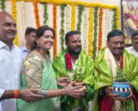 చిన్నారులతో కలిసి భోజనం.