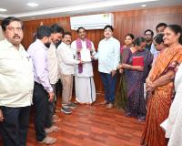 ఇళ్ళ స్థలాలు ఇవ్వాలని తెలంగాణ గెజిటెడ్ అధికారుల సంఘం నాయకులు ఎమ్మెల్యే మల్ రెడ్డి రంగారెడ్డికి వినతి.