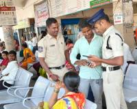 ఫింగర్ ప్రింట్ డివైస్ తో తనిఖీలు.