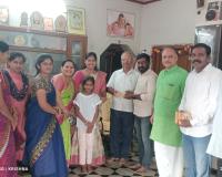 మిఠాయిలు పంచి కృతఙ్ఞతలు తెలిపిన చైర్ పర్సన్  శ్వేత సత్యయాదవ్ 