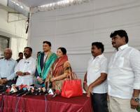 పుట్టిన గడ్డ అభివృద్ధికి ఎన్‌ఆర్‌ఐల భారీ విరాళం..