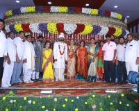 నూతన వధూవరులను ఆశీర్వదించిన ఎమ్మెల్యే 