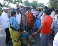 మానవత్వం చాటుకున్న పాలకుర్తి ఎమ్మెల్యే యశస్విని రెడ్డి , టీపీసీసీ వైస్ ప్రెసిడెంట్ ఝాన్సీ రాజేందర్ రెడ్డి.