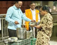 తల్లికి నివాళి –అమ్మానాన్న వృద్ధాశ్రమంలో అన్నదానంతో