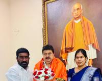 రాష్ట్ర బిజెపి చీఫ్ ను కలిసిన పేట మున్సిపల్ చైర్ పర్సన్ శ్వేతా 