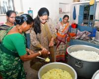 మెనూ పక్కాగా అమలు చేయాలి:జిల్లా కలెక్టర్ ఖుష్బూ గుప్తా