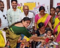 చిన్నారులకు అన్నప్రాసన చేసిన కౌన్సిలర్ కల్పన