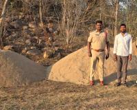 అక్రమ ఇసుక స్వాధీనం.