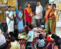 గర్భిణీ స్త్రీలకు పౌష్టికాహారం పంపిణీ చేసిన కౌన్సిలర్