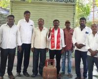 పెంచిన గ్యాస్ సిలిండర్ ధరను వెంటనే తగ్గించాలి .