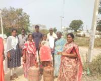 పెంచిన వంట గ్యాస్ ధరల్ని తగ్గించాలి.