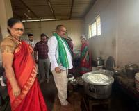 ఏకలవ్య పాఠశాల విద్యార్థులను పరామర్శించిన మాజీ ఎమ్మెల్యే తాటి