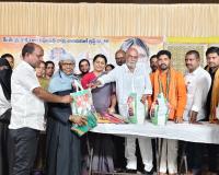 రంజాన్ కానుకలు పంపిణీ చేసిన ఎమ్మెల్యే...