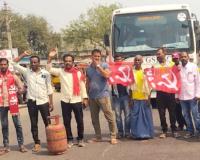 దంతాలపల్లి మండల కేంద్రంలో జాతీయ రహదారి పై గ్యాస్