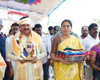 మెట్ల దారిన.. మొక్కుల దేవుని చెంతకు! శ్రీనివాసగిరిపై భక్తి పారవశ్యం.. భక్తులతో కలిసి నడిచిన మంత్రి పొంగులేటి