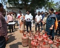 సారంగాపూర్ గ్యాస్ గోదాంలో కలెక్టర్ ఆకస్మిక తనిఖీ