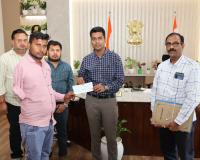 ప్రమాదంలో  కుడి చేతిని కోల్పోయిన కార్మకునికి 31 లక్షల