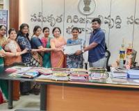 మహిళా సమితి ఆధ్వర్యంలో సింధుకు ల్యాప్టాప్ అందజేసిన ఐటిడిఏ పీవో బీ రాహుల్ 