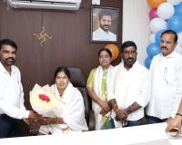 నిరాడంబరంగా బాధ్యతలు చేపట్టిన పుర చైర్ పర్సన్ కొండా శ్వేత 