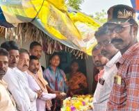 స్నేహితుని అంతిమ సంస్కారాలకు 30 వేల ఆర్థిక సహాయం చేసిన మిత్రులు